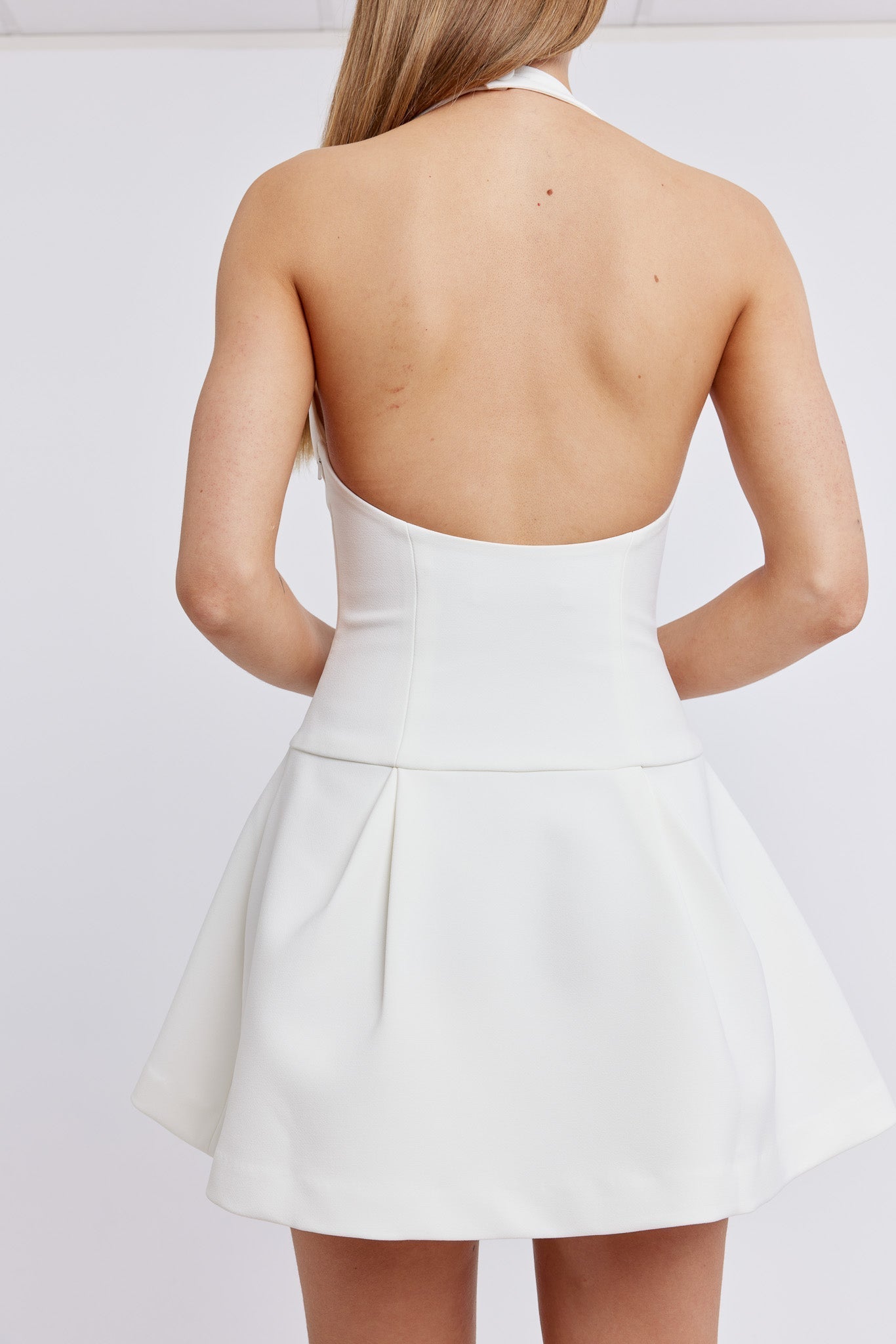 Elegantes Marden Minikleid: Weiß, Asymmetrischer Saum, Sommer-Chic