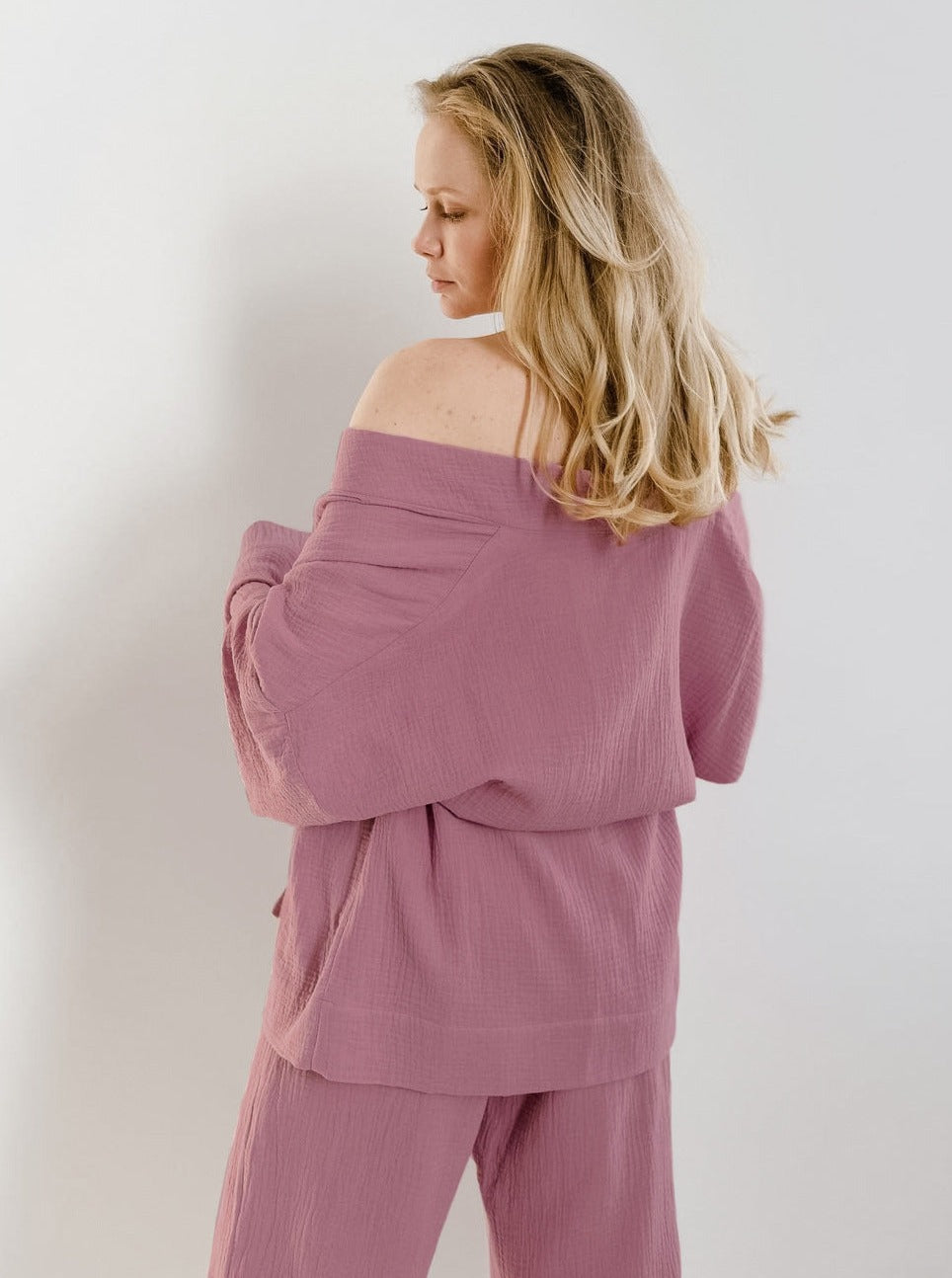 Elegantes Frauen Set: Lockere Hose & Oberteil in Rosé