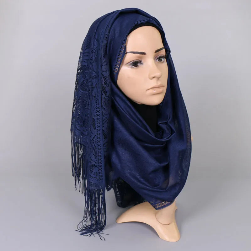 Eleganter Frauenschal mit Spitzenmuster für festliche Anlässe
