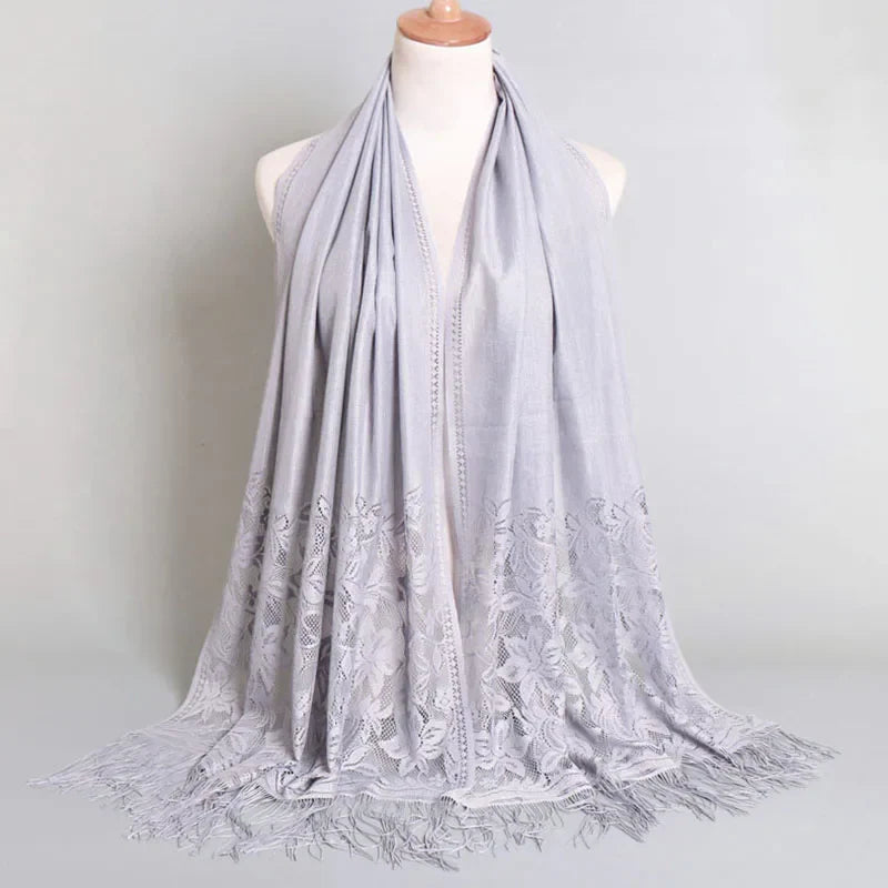 Eleganter Frauenschal mit Spitzenmuster für festliche Anlässe