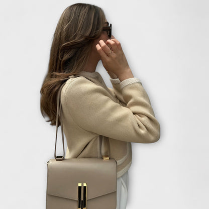 Vera | Sara - Klassische Strickjacke mit Ziertaschen