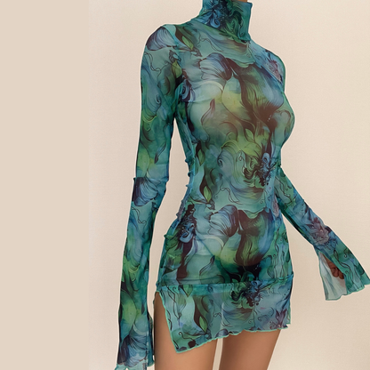 Elegantes Netzstoffkleid mit Rollkragen und Schlitz