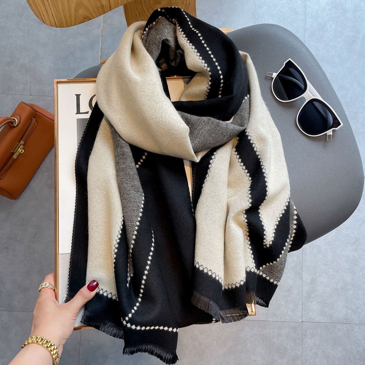 Schal aus feinstem Polyester für Frauen, weich und luxuriös